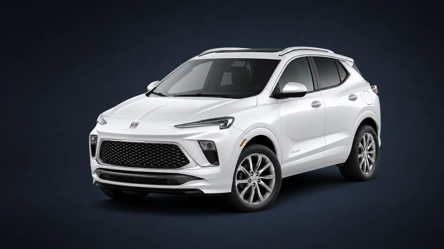 Buick Encore Avenir 2026 blanca, vista frontal tres cuartos