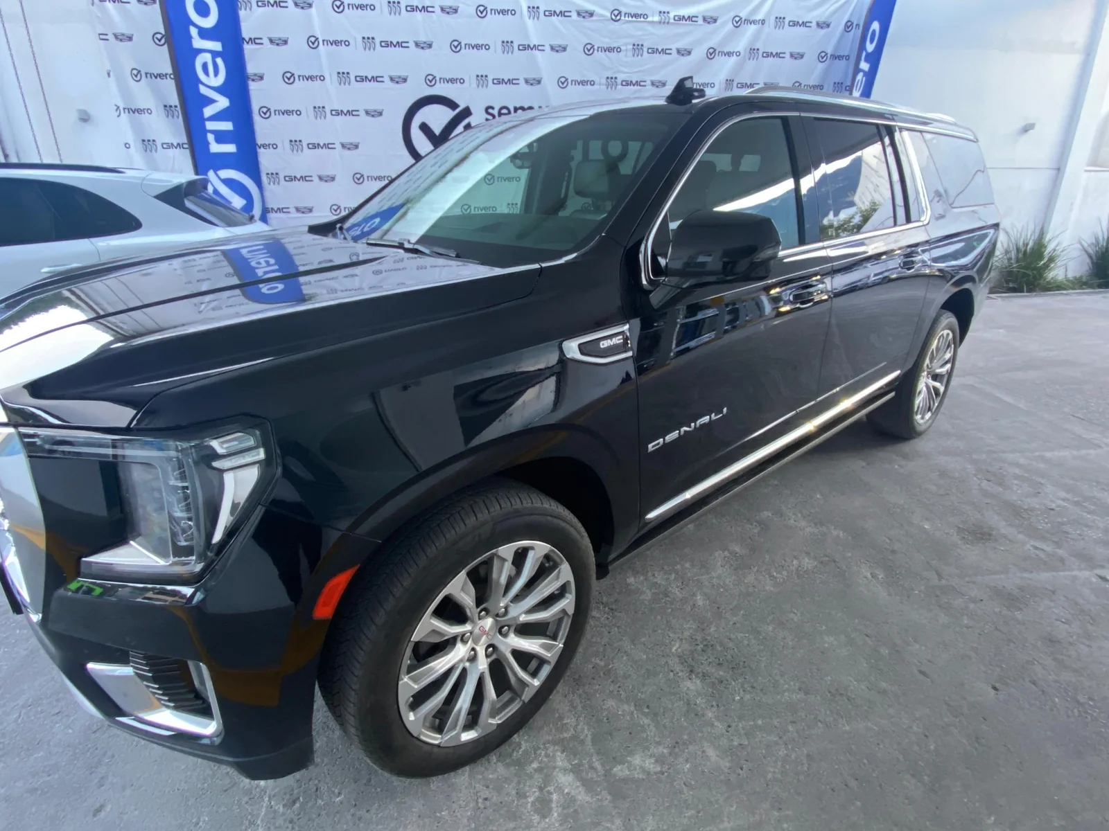 GMC Yukon XL Denali 2023 seminueva inventario 1096
